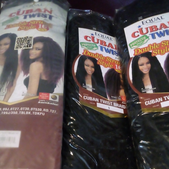 Cuban Twist Braiding Hair Bundle (4 Packs Some Pieces Missing)
